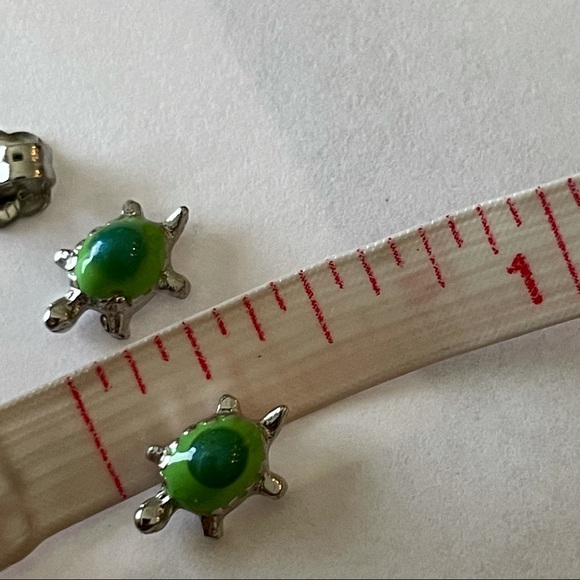 Mini enamel turtle earrings - Picture 9 of 9